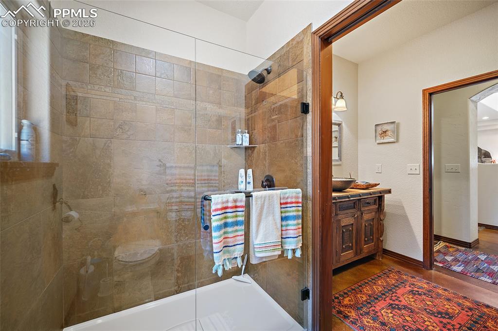 Image 30 of 47: Bathroom