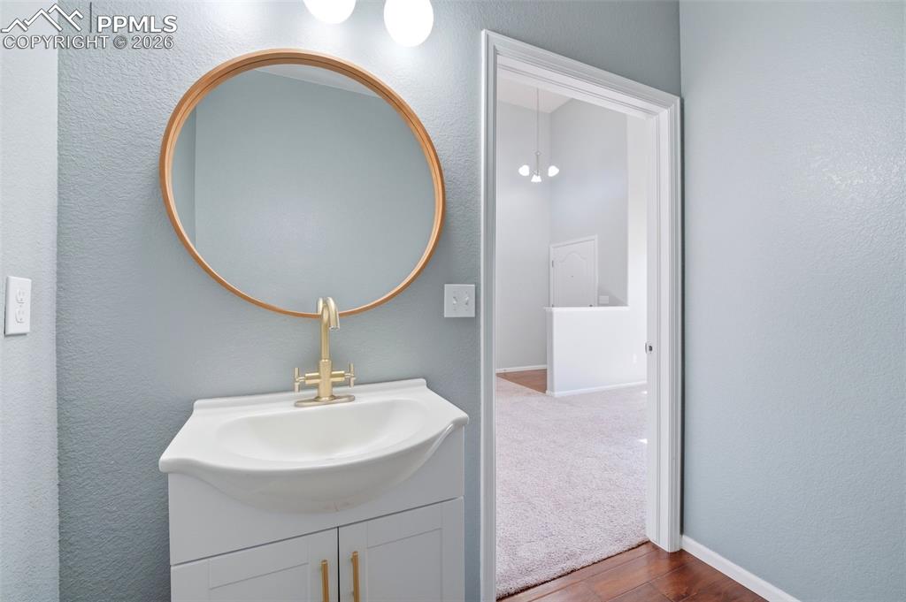 Image 10 of 50: Bathroom