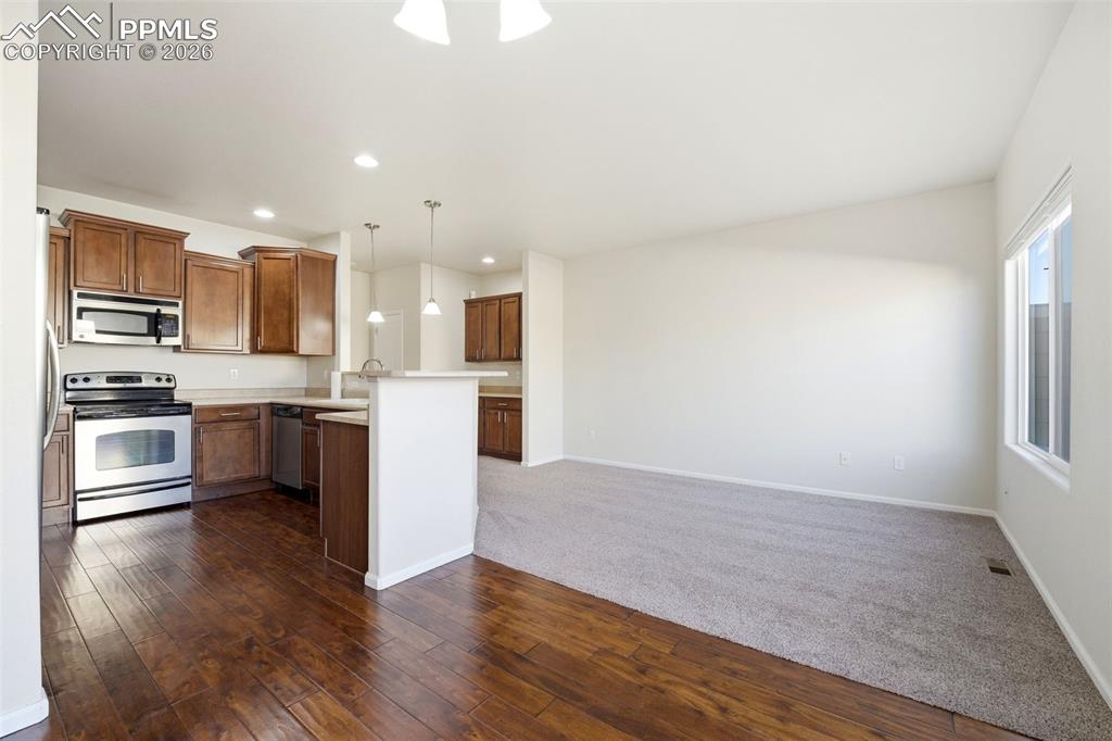 Image 20 of 50: Kitchen