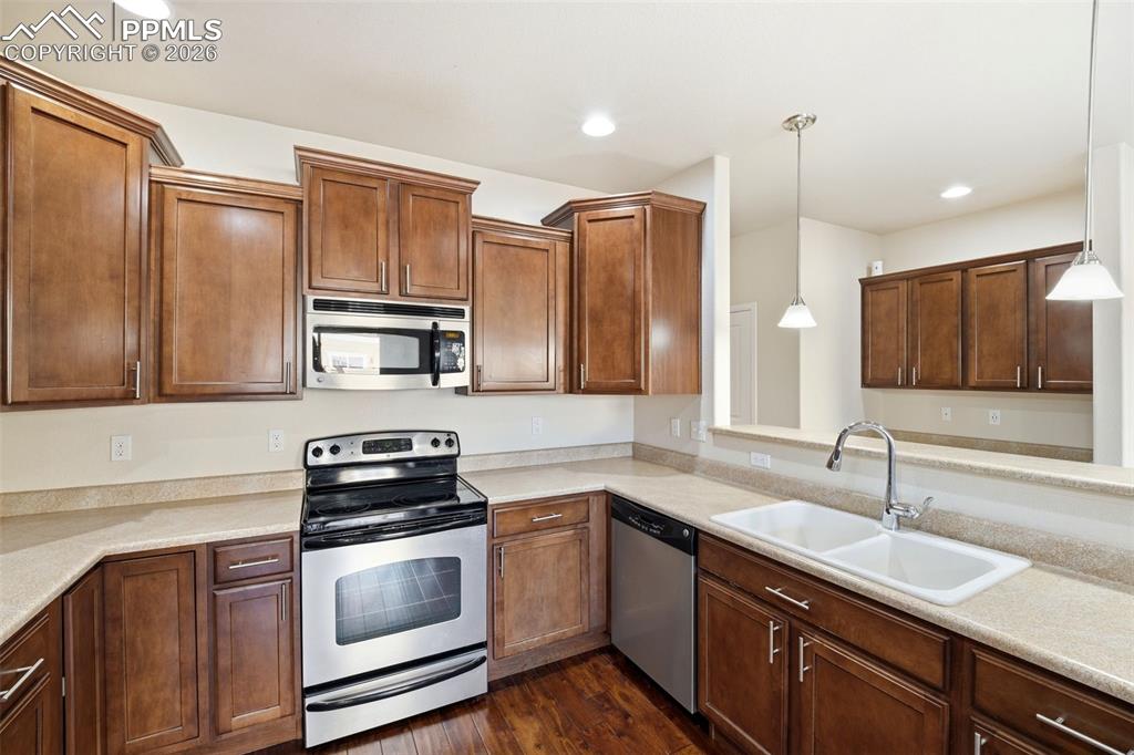 Image 21 of 50: Kitchen