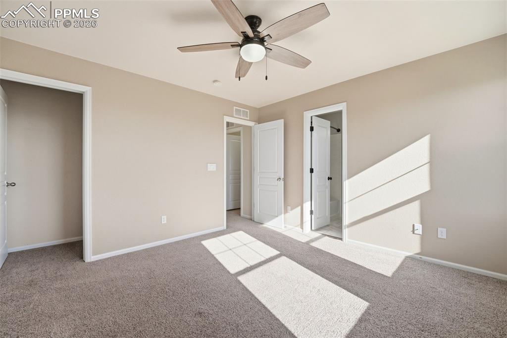 Image 33 of 50: Bedroom