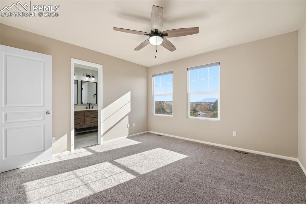 Image 34 of 50: Bedroom