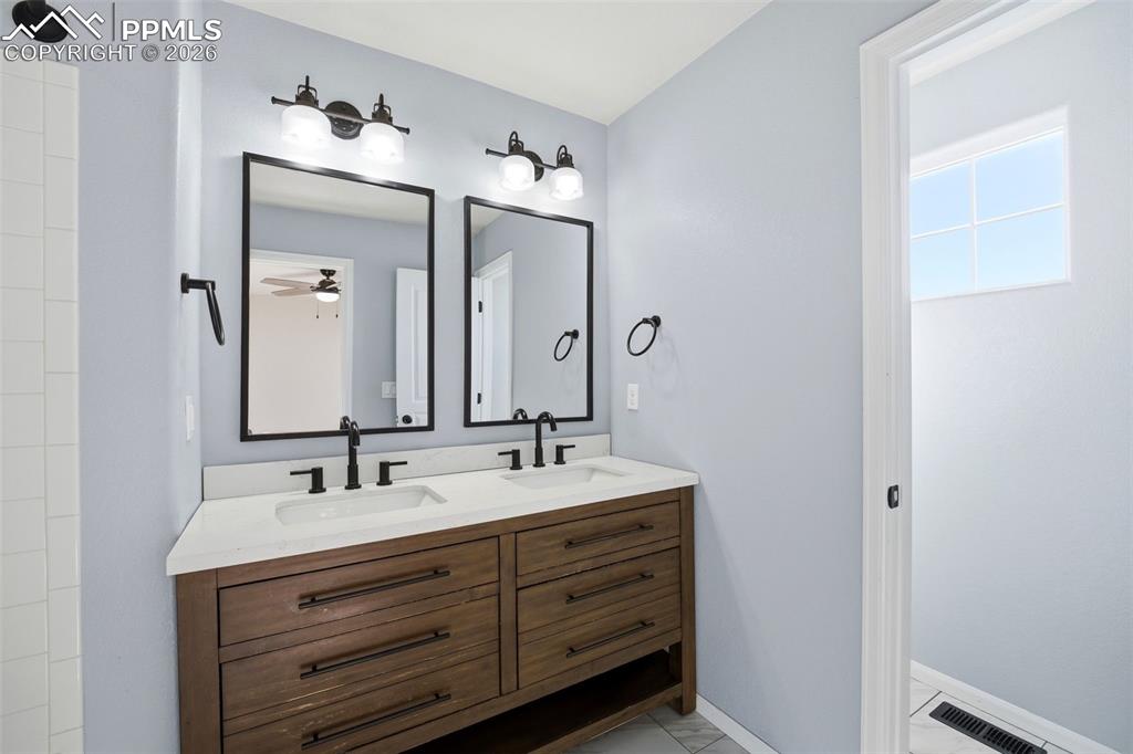 Image 36 of 50: Bathroom