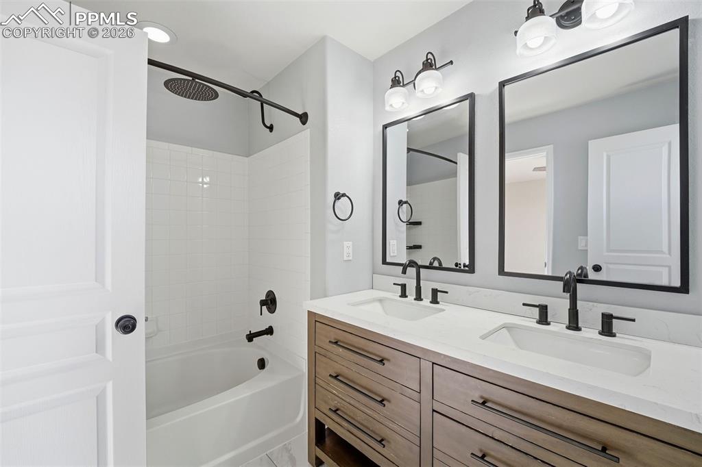 Image 37 of 50: Bathroom