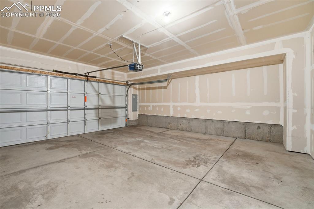 Image 42 of 50: Garage