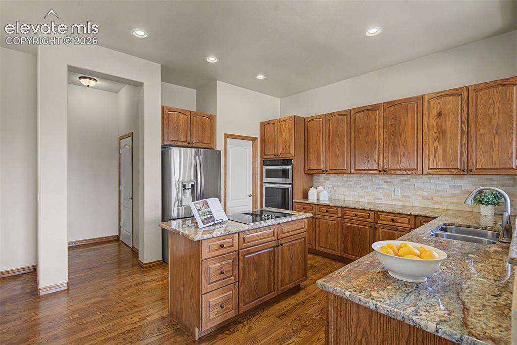 Image 17 of 50: Kitchen