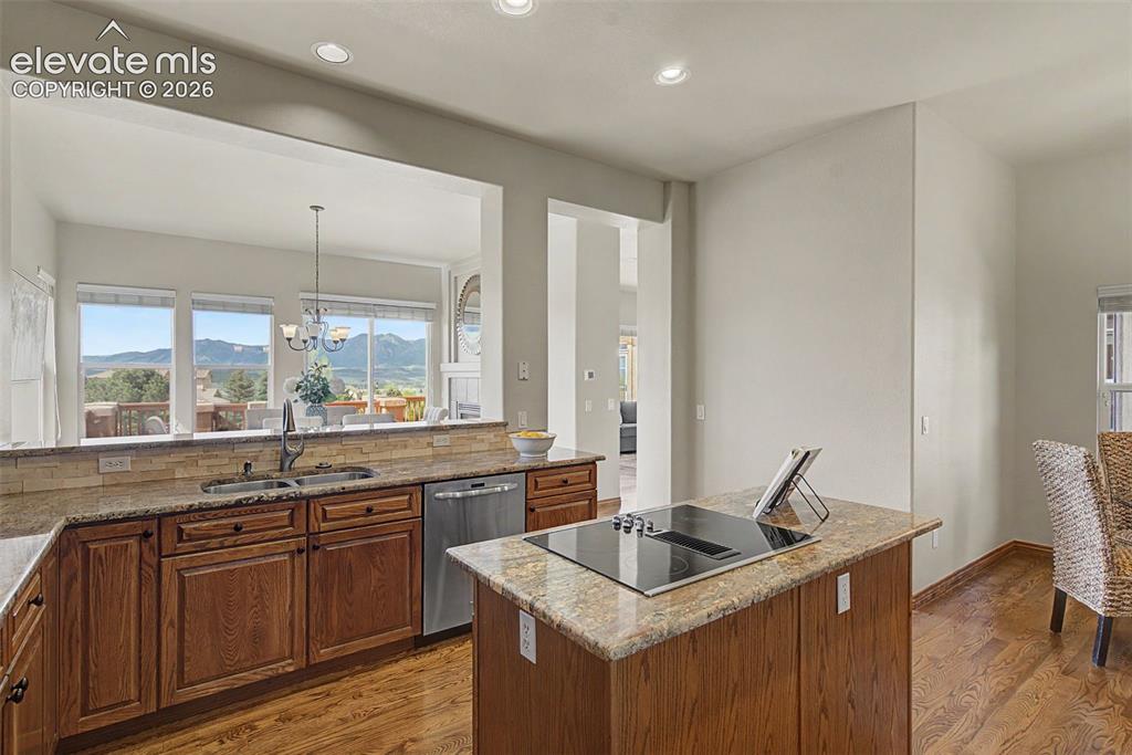 Image 9 of 50: Kitchen