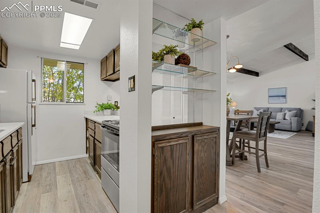 Image 10 of 31: Kitchen