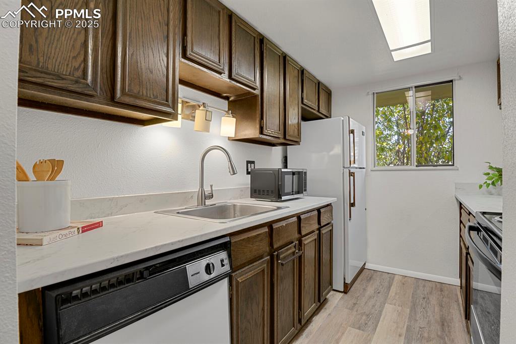 Image 11 of 31: Kitchen