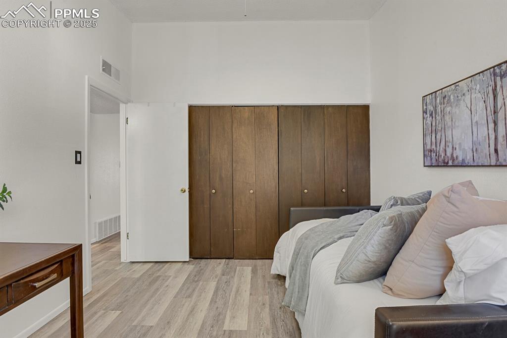 Image 14 of 31: Bedroom