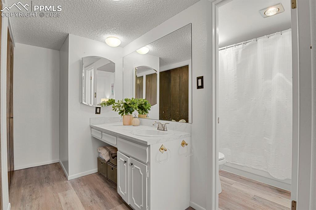 Image 18 of 31: Bathroom