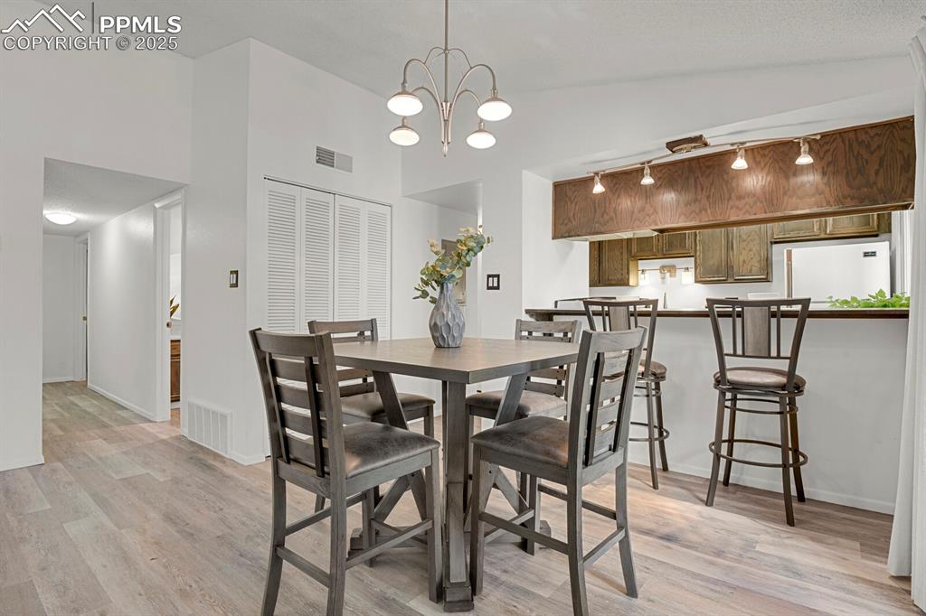 Image 9 of 31: Dining Area