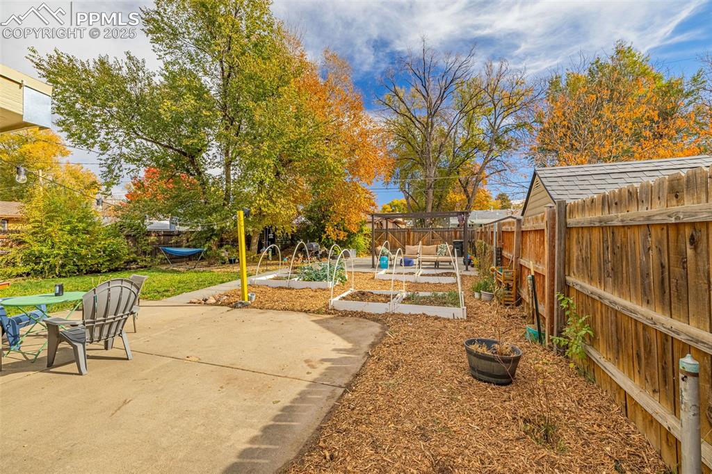 Image 15 of 29: Yard