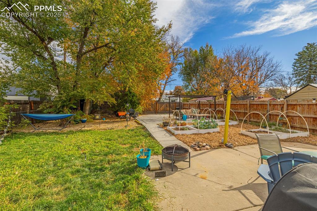 Image 16 of 29: Yard
