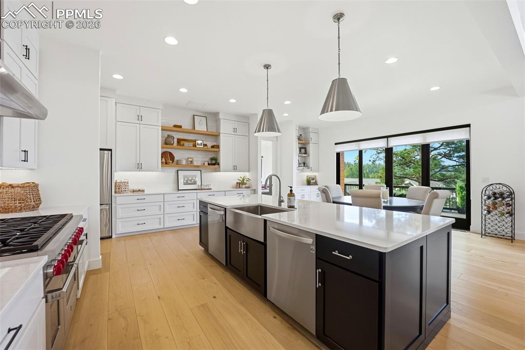 Image 10 of 50: Kitchen