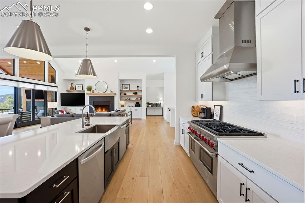 Image 12 of 50: Kitchen