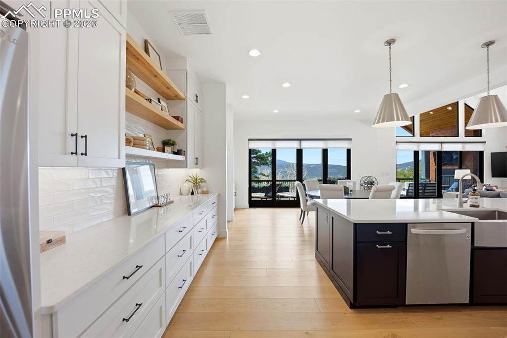 Image 13 of 50: Kitchen