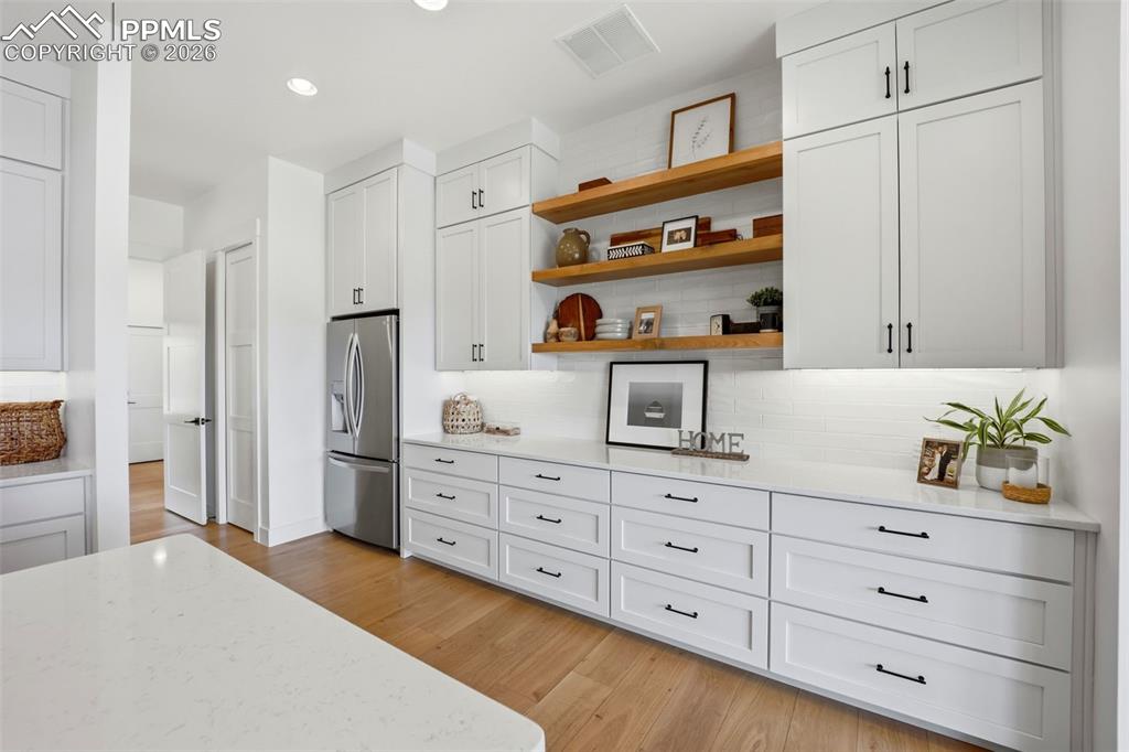 Image 14 of 50: Kitchen