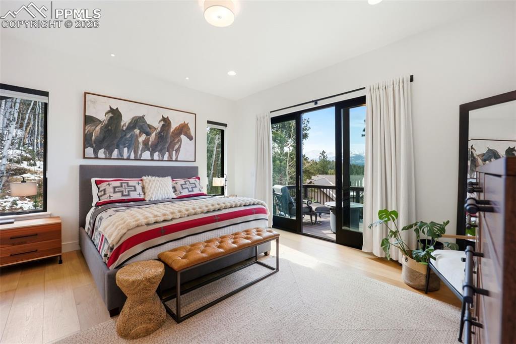 Image 15 of 50: Bedroom