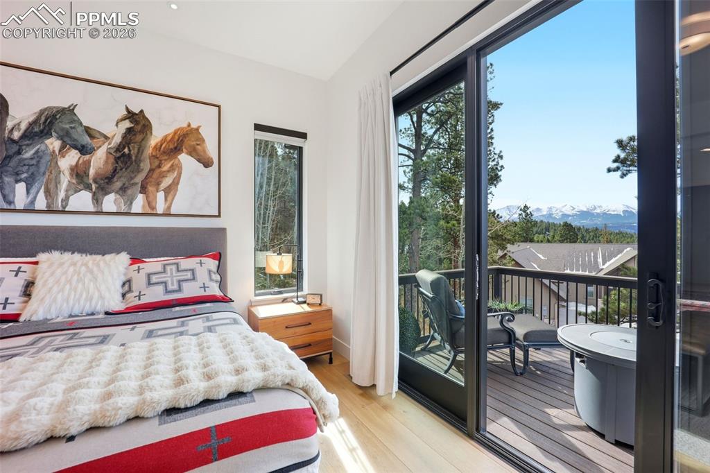 Image 16 of 50: Bedroom