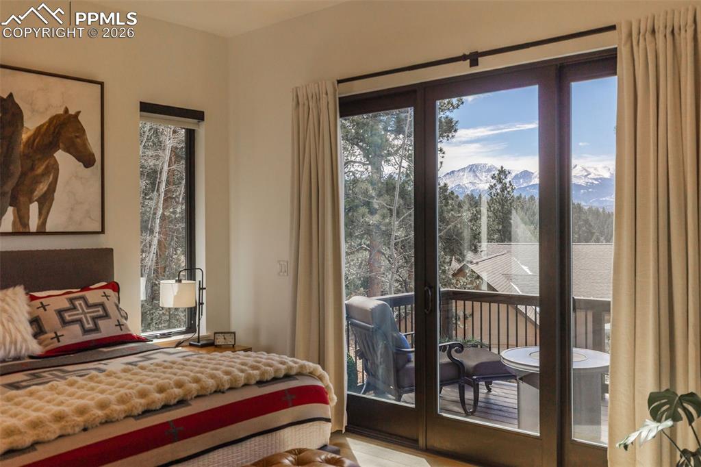 Image 17 of 50: Bedroom