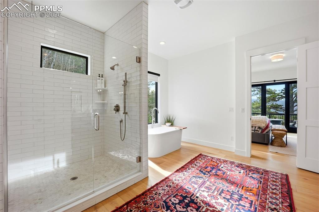 Image 18 of 50: Bathroom