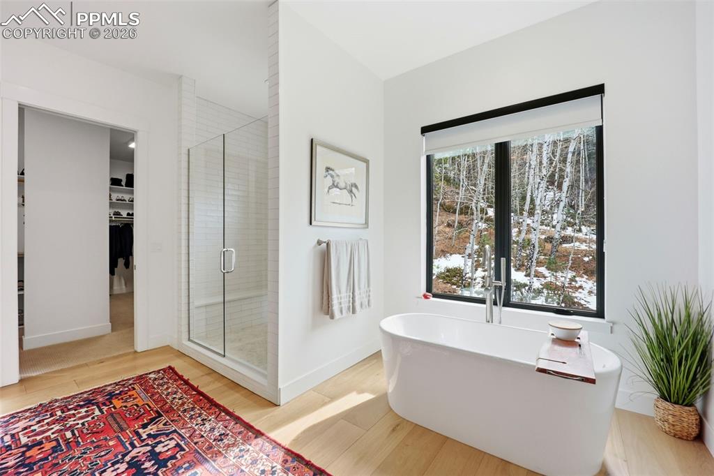 Image 19 of 50: Bathroom