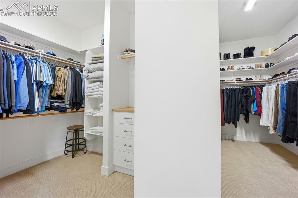 Image 22 of 50: Closet