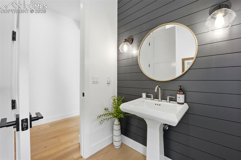 Image 24 of 50: Bathroom