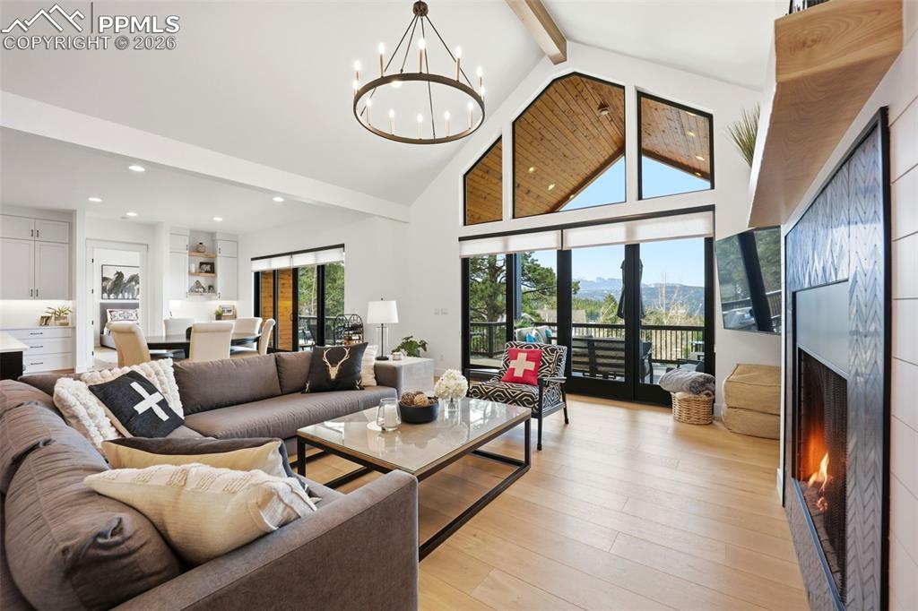 Image 25 of 50: Living Room