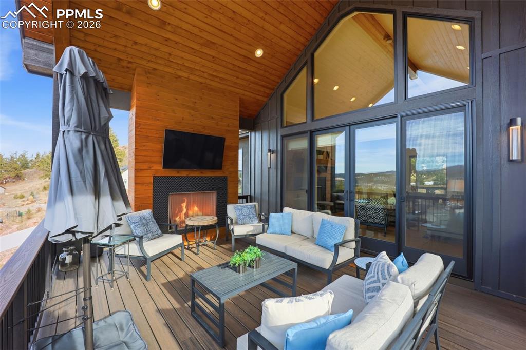 Image 26 of 50: Deck