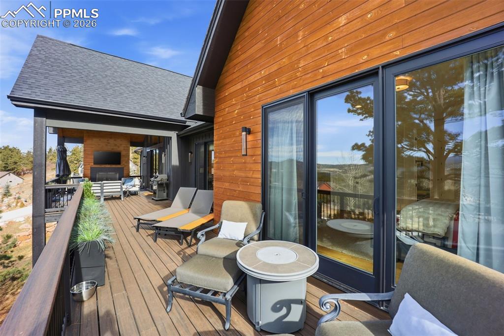 Image 27 of 50: Deck