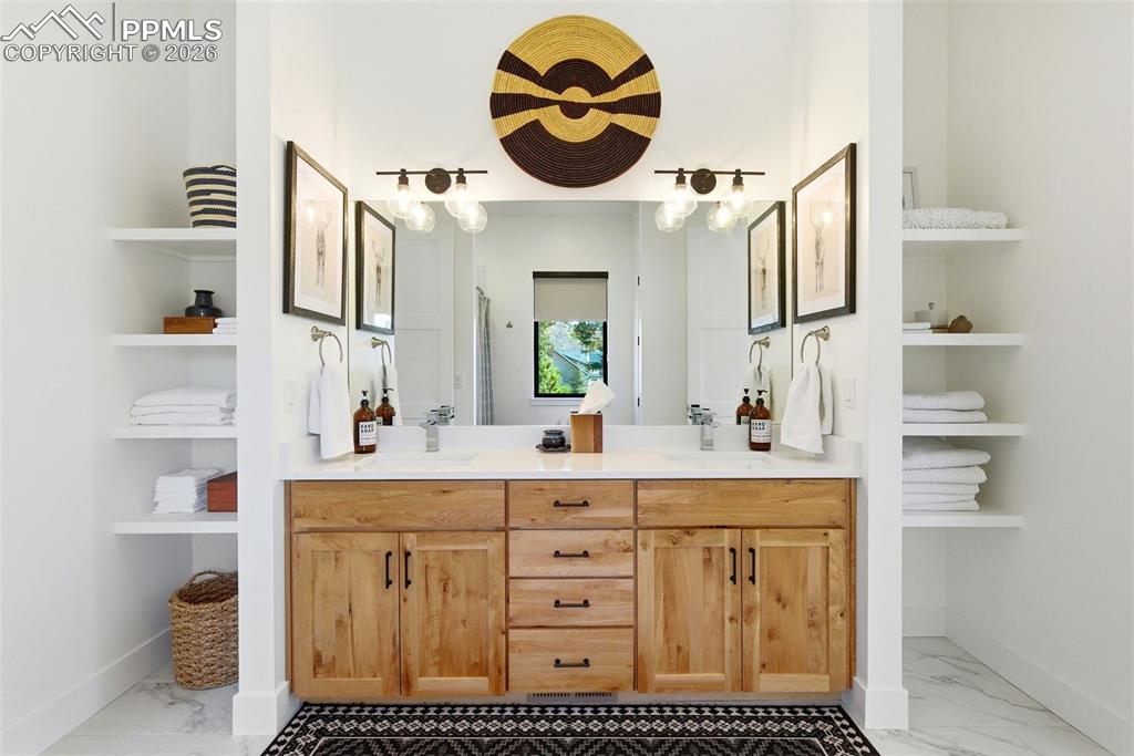 Image 30 of 50: Bathroom