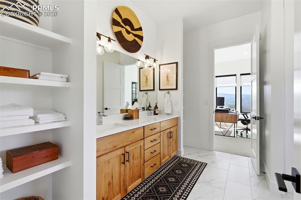 Image 31 of 50: Bathroom