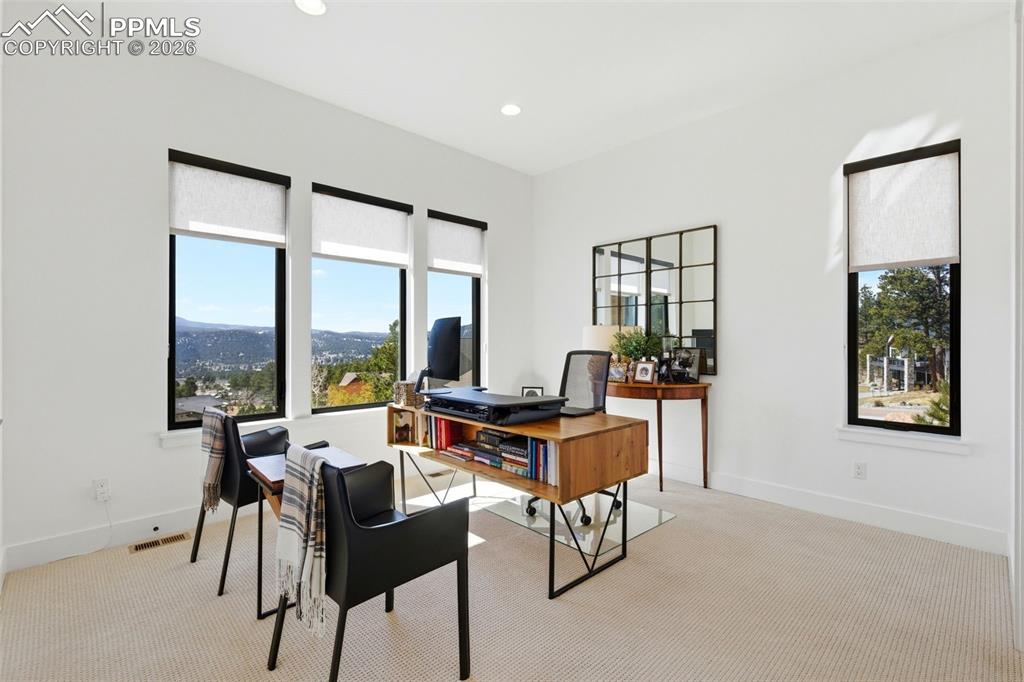 Image 32 of 50: Office