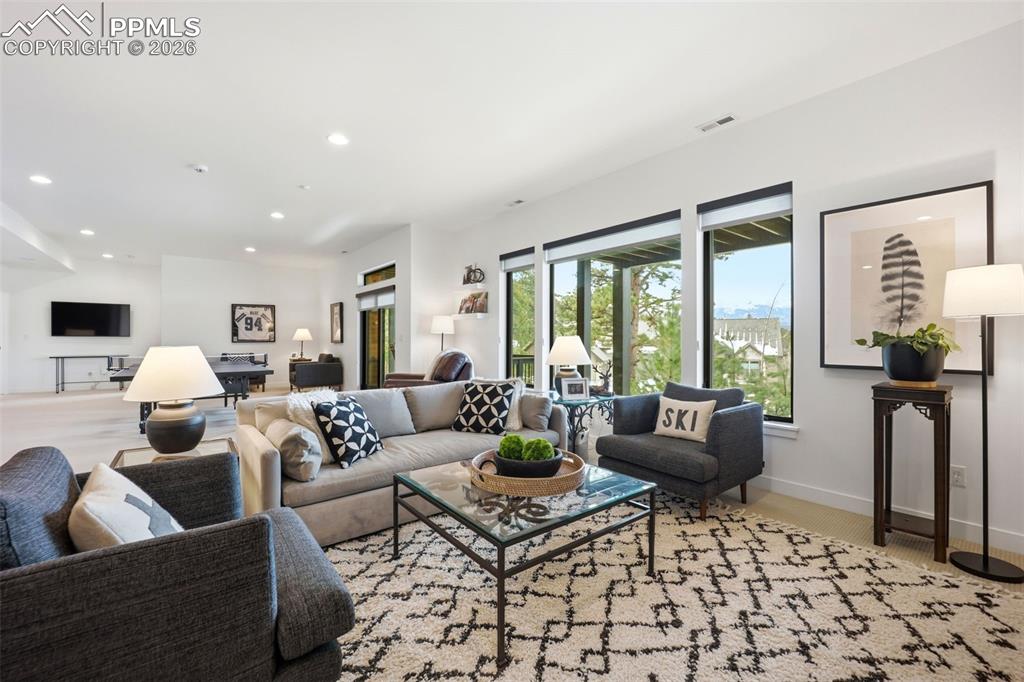 Image 34 of 50: Living Room