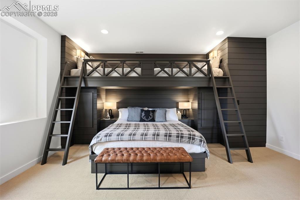 Image 39 of 50: Bedroom