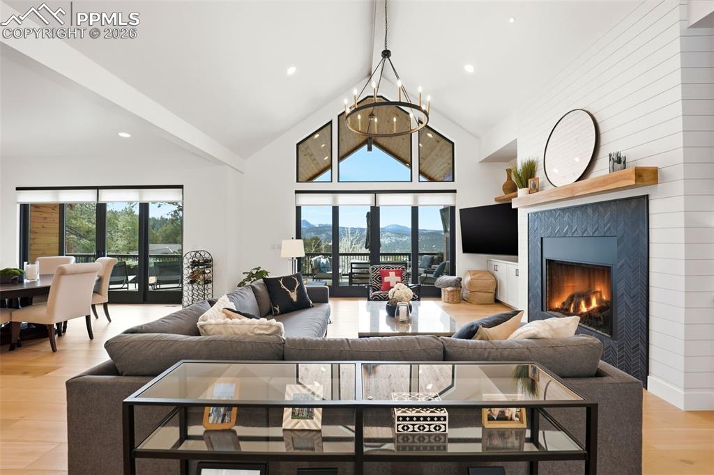 Image 4 of 50: Living Room