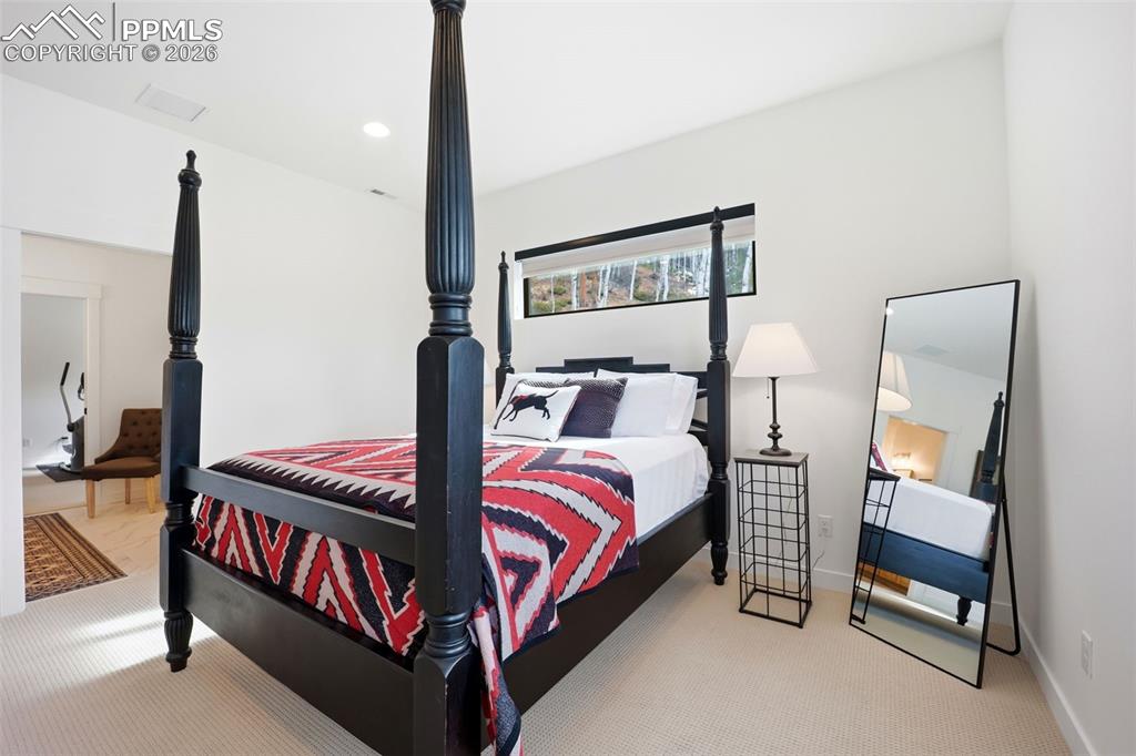 Image 40 of 50: Bedroom