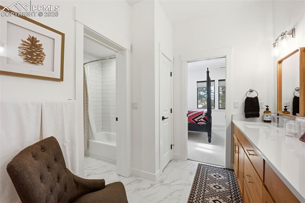 Image 42 of 50: Bathroom