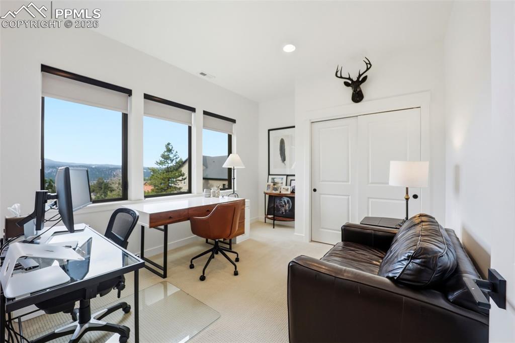 Image 45 of 50: Office