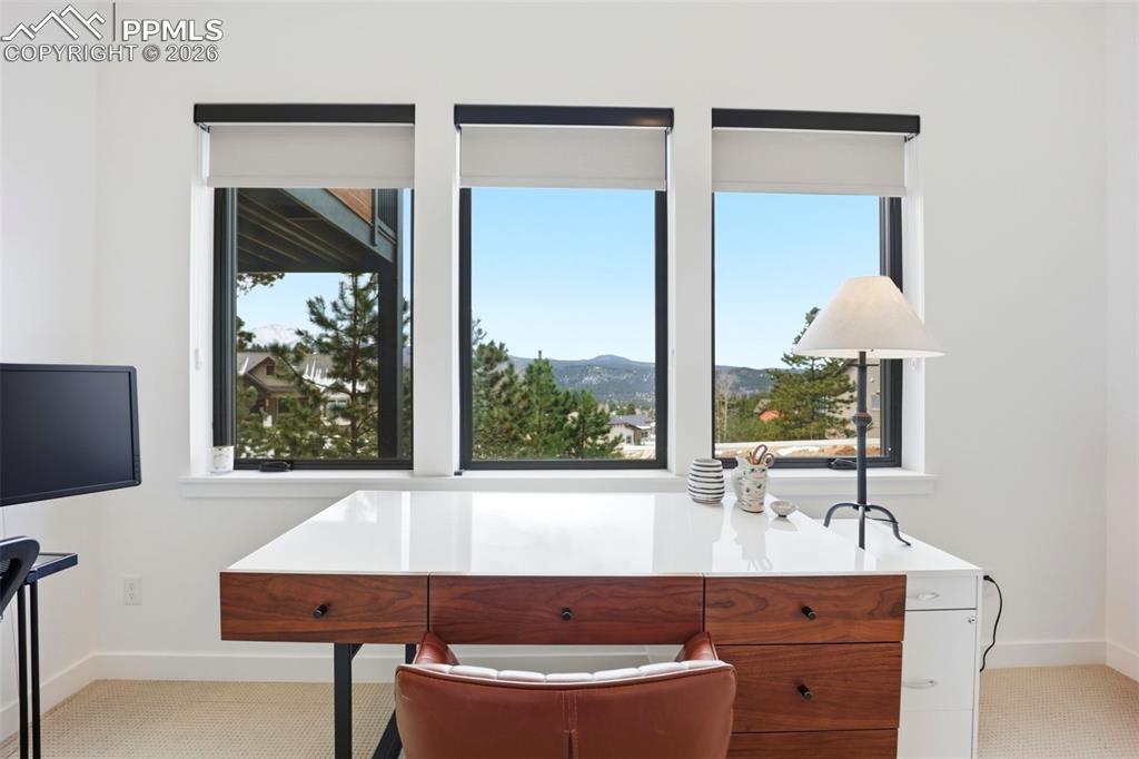 Image 46 of 50: Office