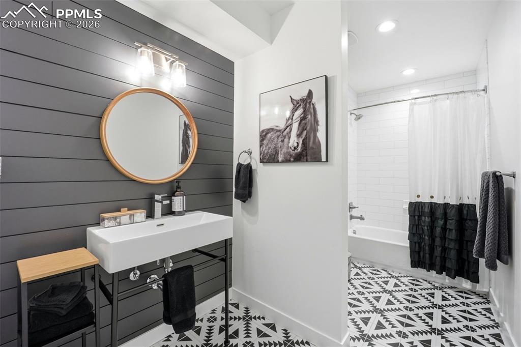 Image 47 of 50: Bathroom