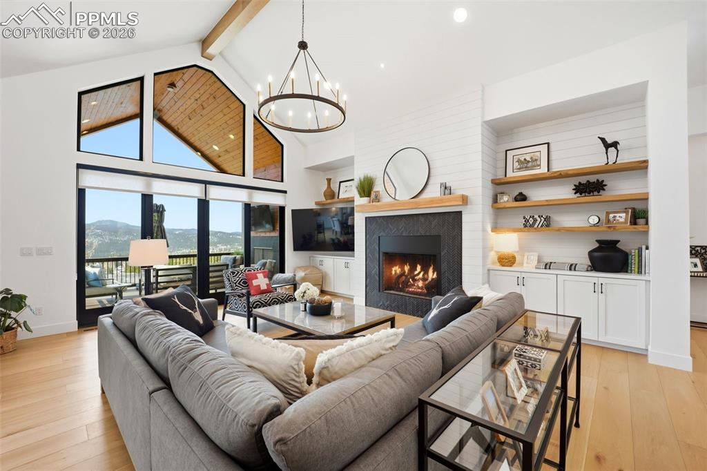 Image 5 of 50: Living Room