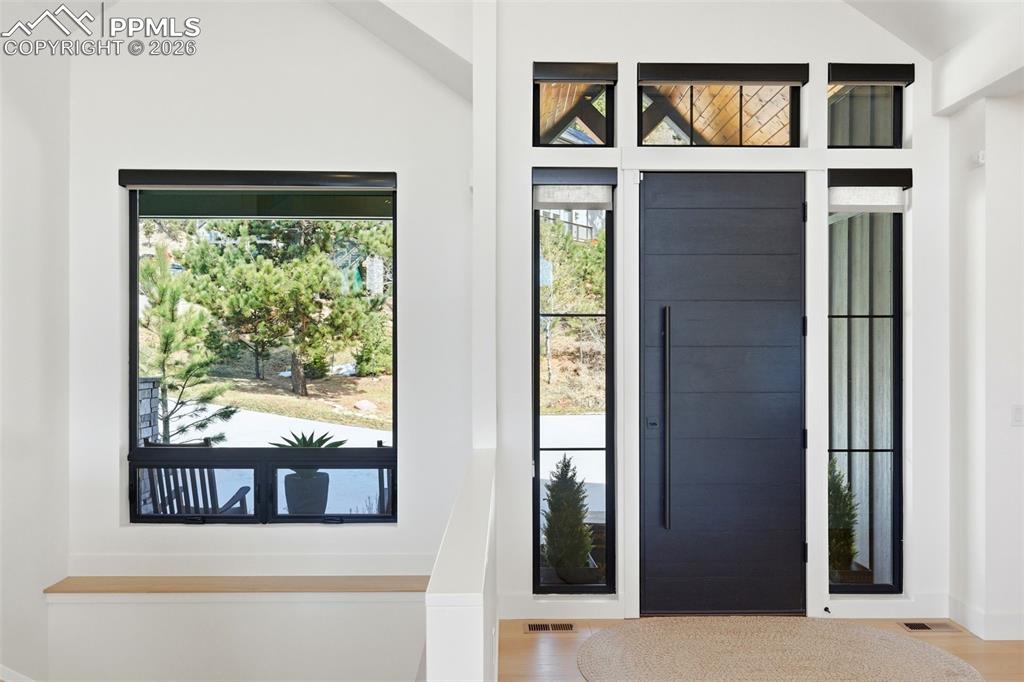 Image 7 of 50: Entry