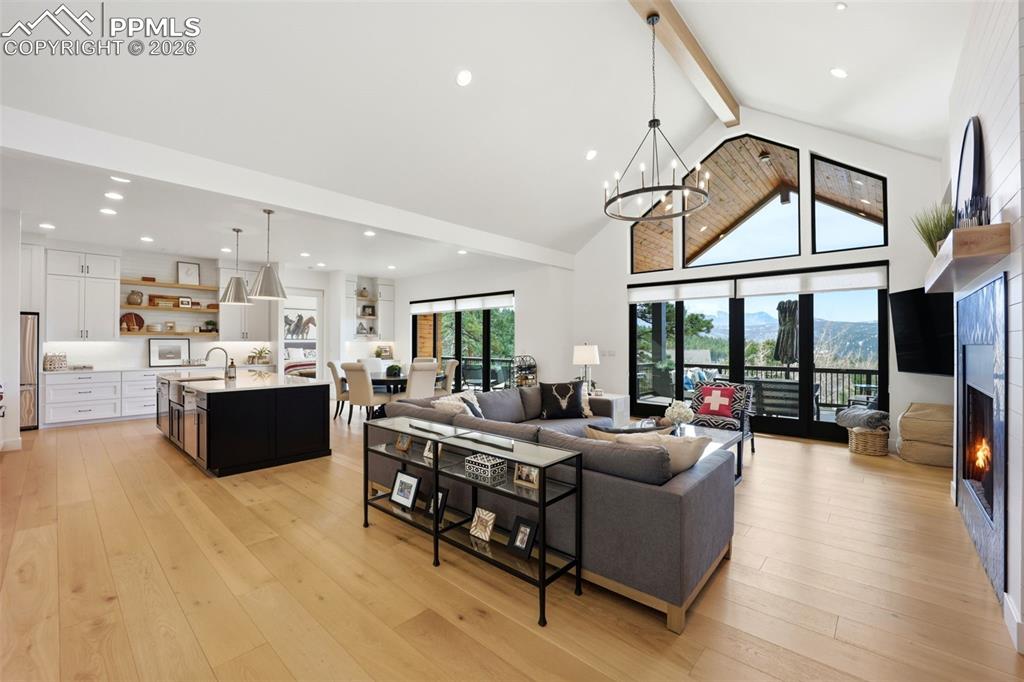 Image 8 of 50: Living Room