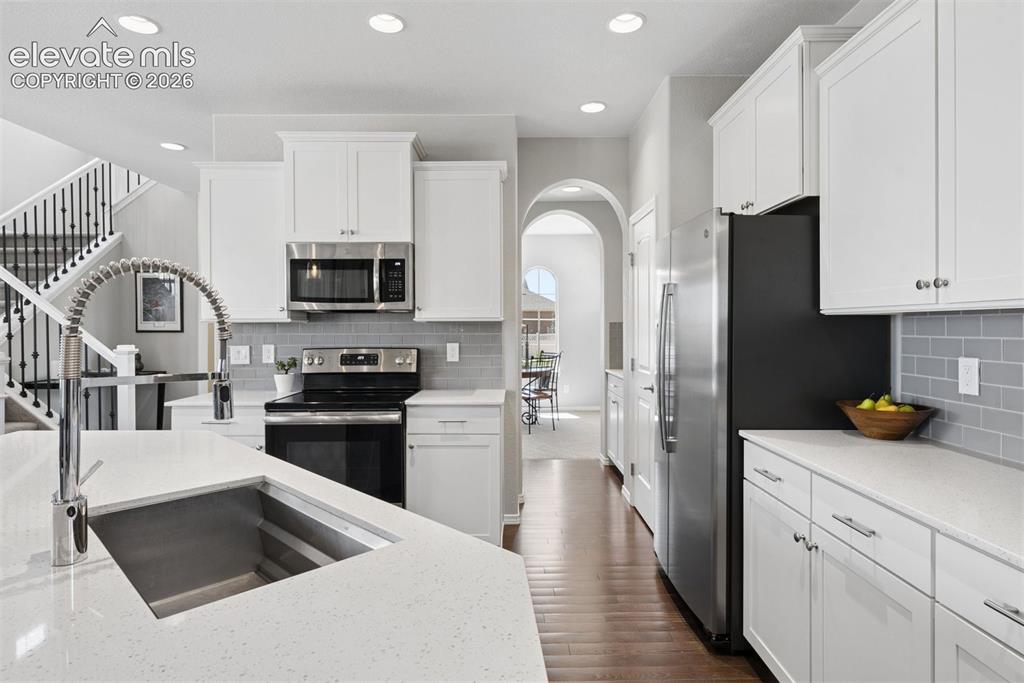 Image 19 of 50: Kitchen