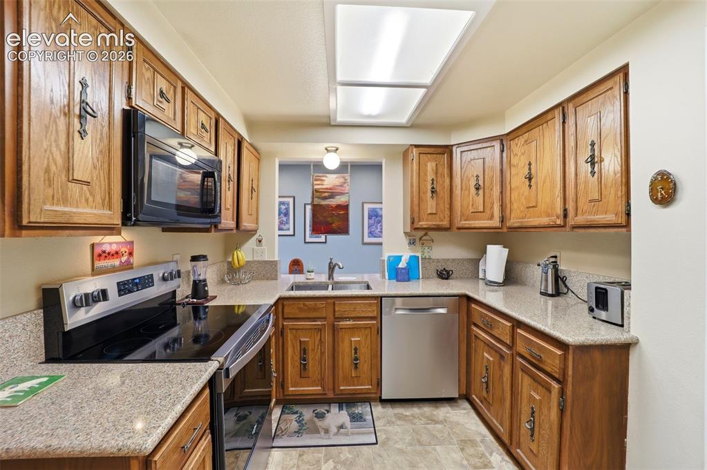 Image 12 of 40: Kitchen