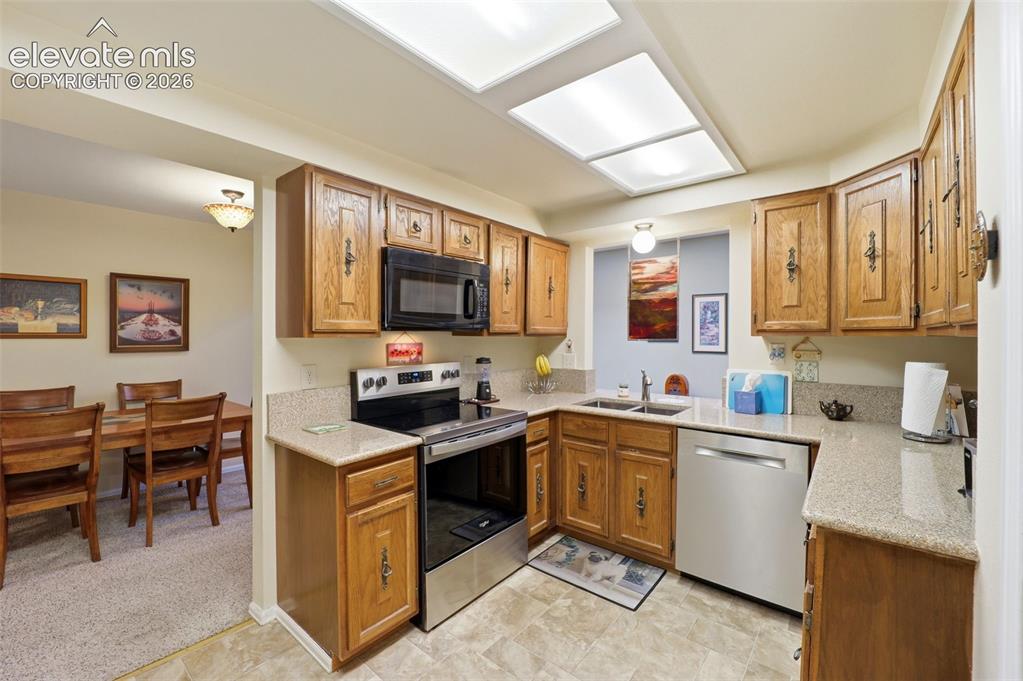 Image 3 of 40: Kitchen