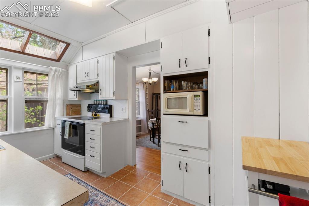 Image 12 of 35: Kitchen